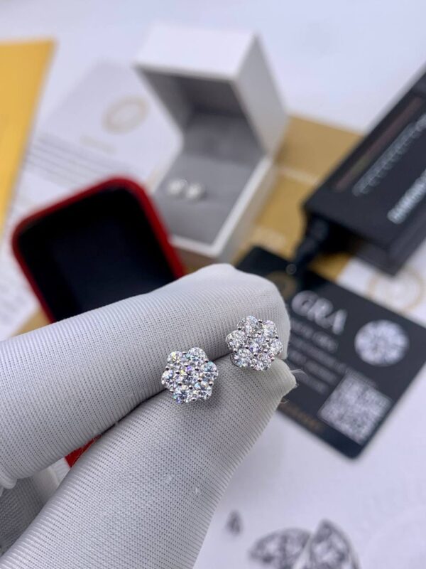MOISSANITE ROSE SHAPE EARRINGS - Image 4
