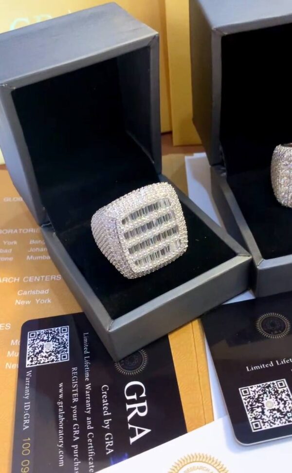 3D BAGUETTE CUT BOXED RING